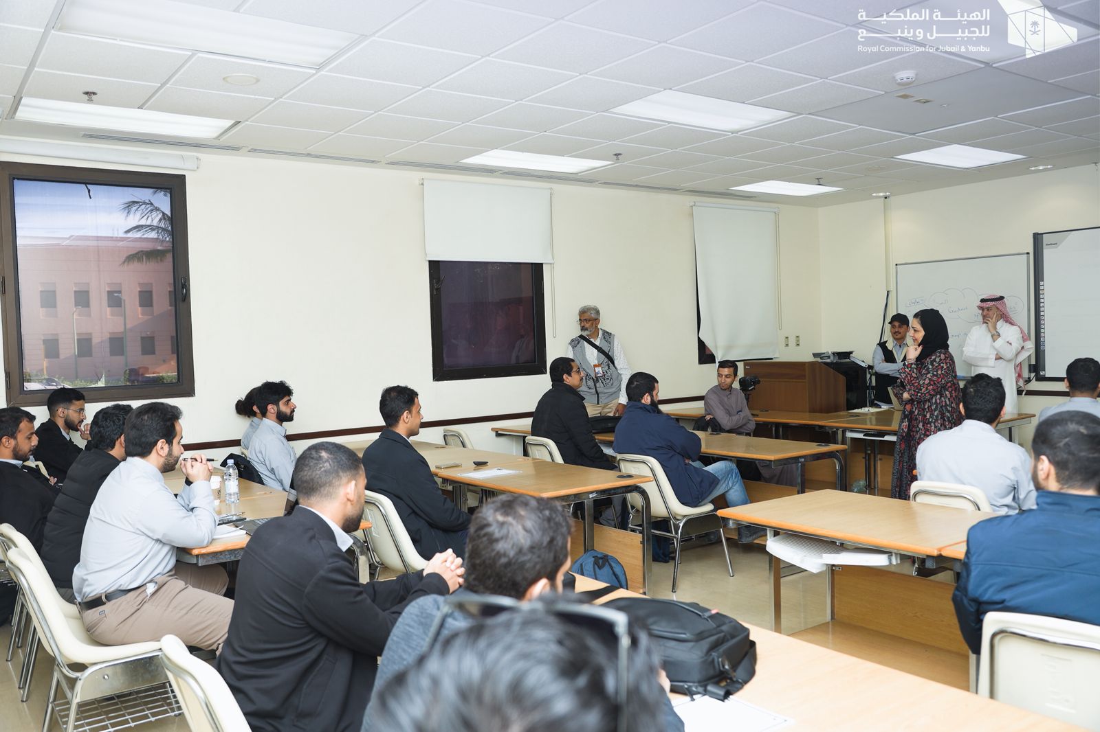 العلاقات الصناعية وخدمة المجتمع